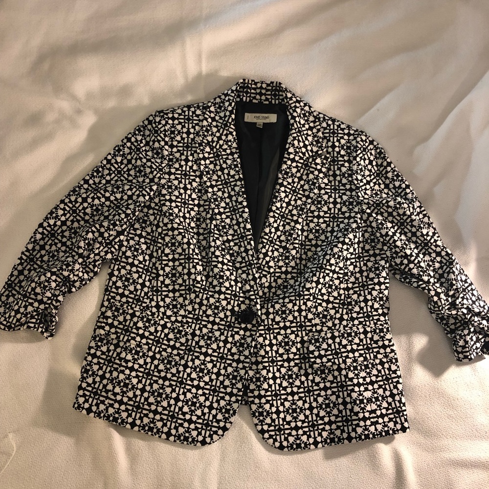 Blazer with 3/4 length with ruching at sleeves